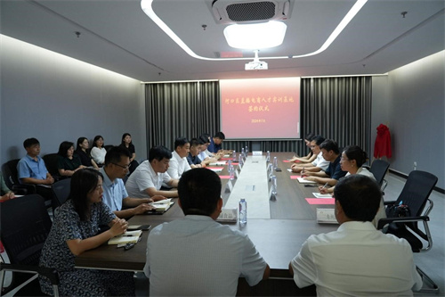  7月9日上午，东营职业学院经济贸易与管理学院与河口区直播电商人才实训基地签约仪式在河口电商产业园举行。东营职业学院党委委员、学生工作处处长赵云华，经济贸易与管理学院副院长燕浩鹏带领电子商务专业教师，河口区委常委、组织部部长许孝磊出席活动，现场由河口区委常委、副区长牟焕民主持。河口区商务局、六合街道主要负责人，河口区各镇（街道）分管负责人，山东黄河三角洲酒业有限公司、东营军马场军绿食品加工有限公司等企业负责人参加活动。